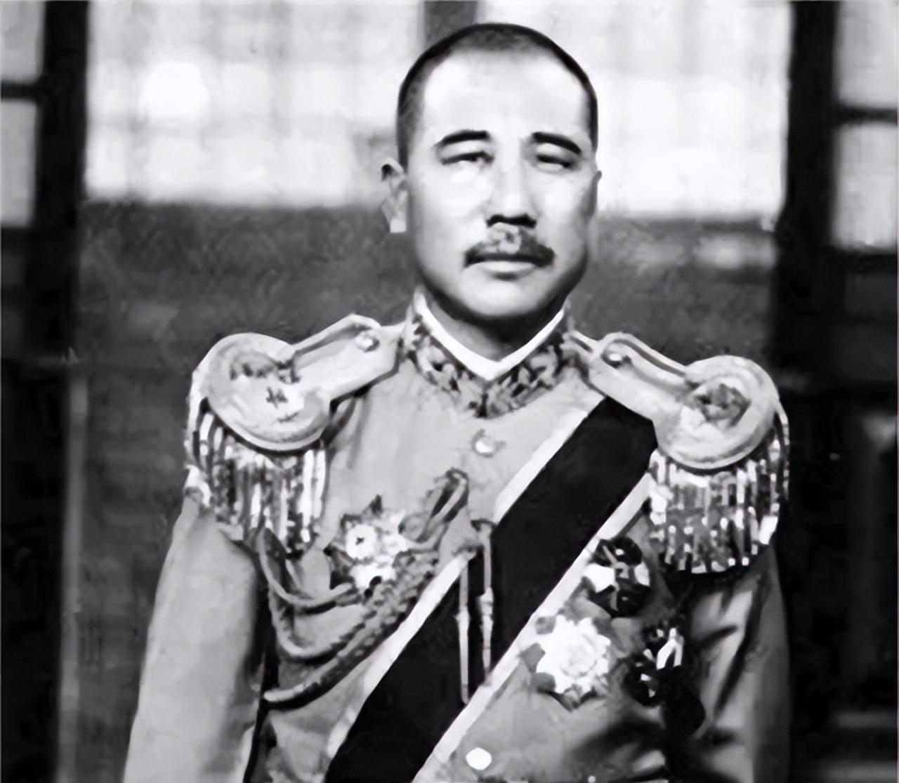 1921年，张宗昌投奔张作霖，却苦于无钱送礼。他灵机一动，拎着两箩筐土，进入帅府