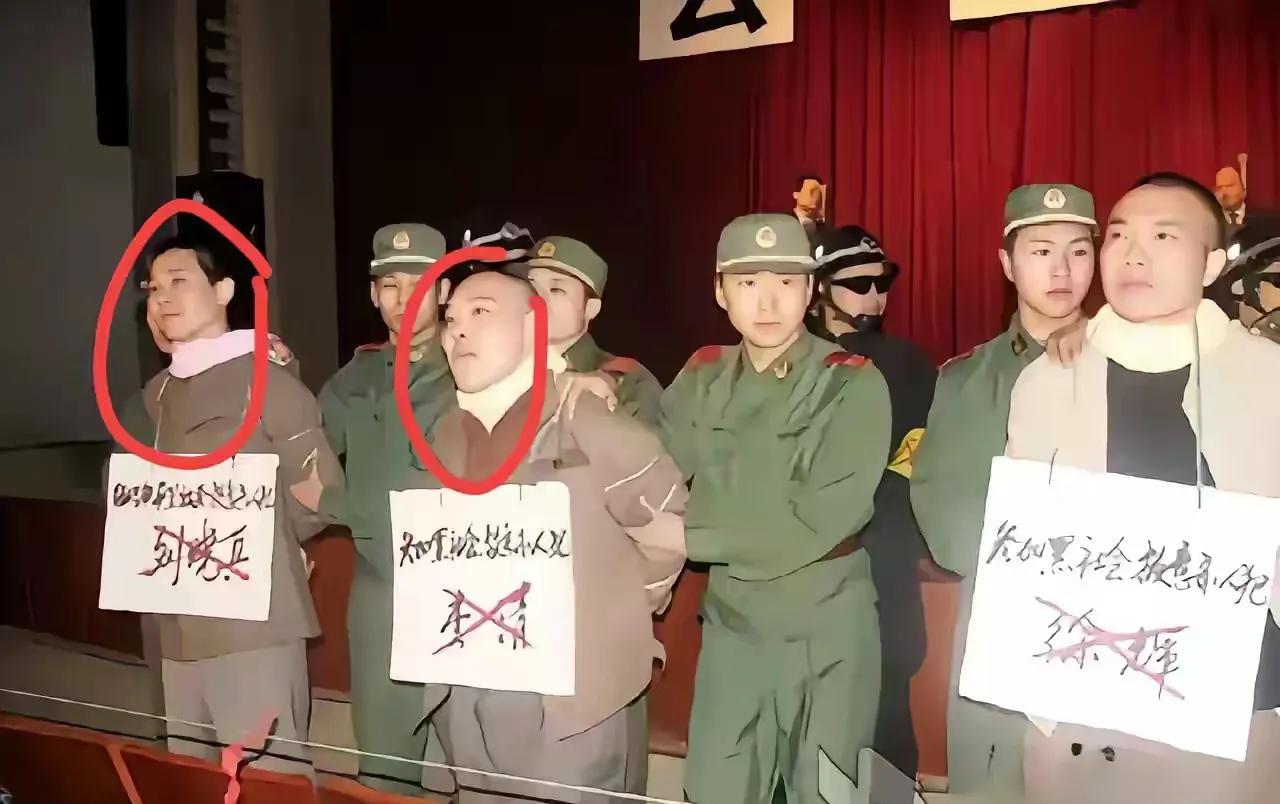 注意看，死刑犯脖子上的白毛巾起什么作用？从画面中我们可以看到，三个人五花大绑，身