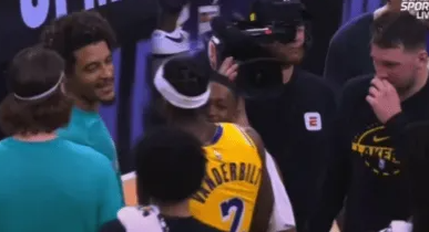 昨日NBA常规赛，湖人客场91-107不敌马刺。这场比赛，范德比尔特首发登场1