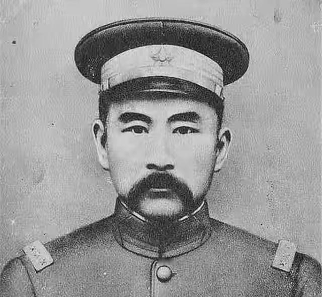 张勋复辟的时候，他手里其实有25000多辫子军，然而他只带了4000多人去北京，