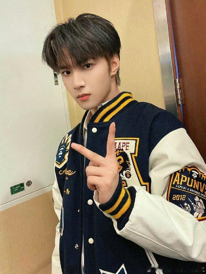 刘耀文：出来玩归来仍是忙内哈哈哈哈