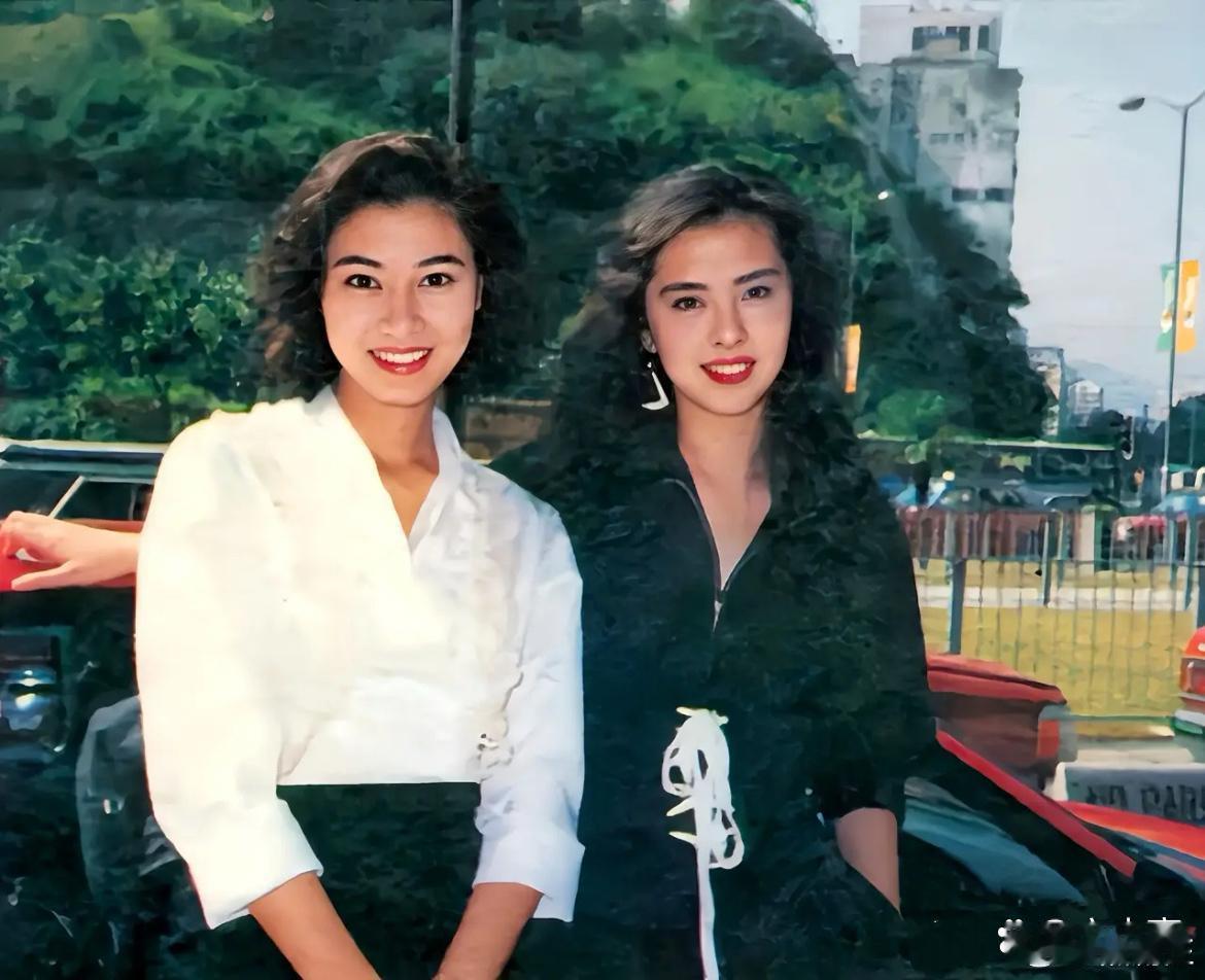 1990年，香港，23岁的王祖贤与20岁李嘉欣的合影，一位是台北来的“聂小倩”，