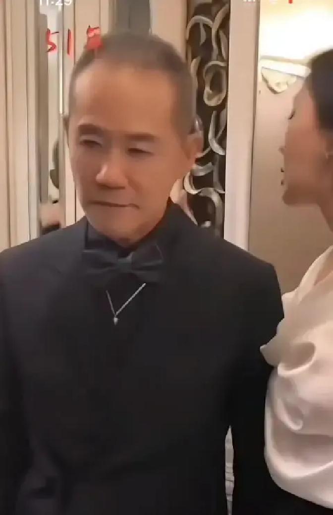 50岁大佬戴毛衣链，全网笑疯！昨天刷到那张照片，我愣了十秒。灰西装里晃着条