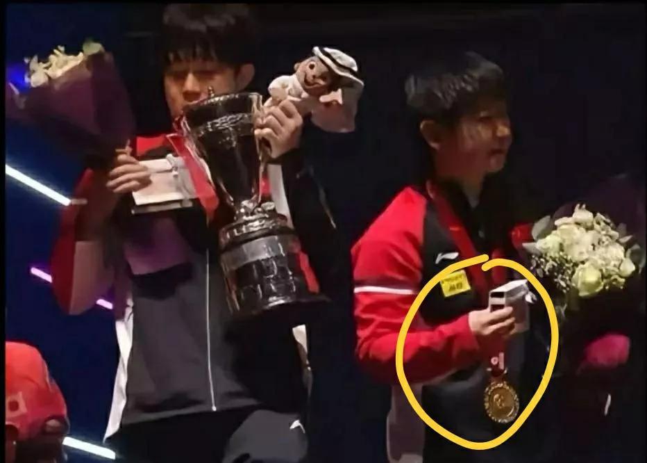 简直笑不活了[大笑]谁懂莎头在一起的这张合照的笑点在哪里？也不知道是哪位摄影