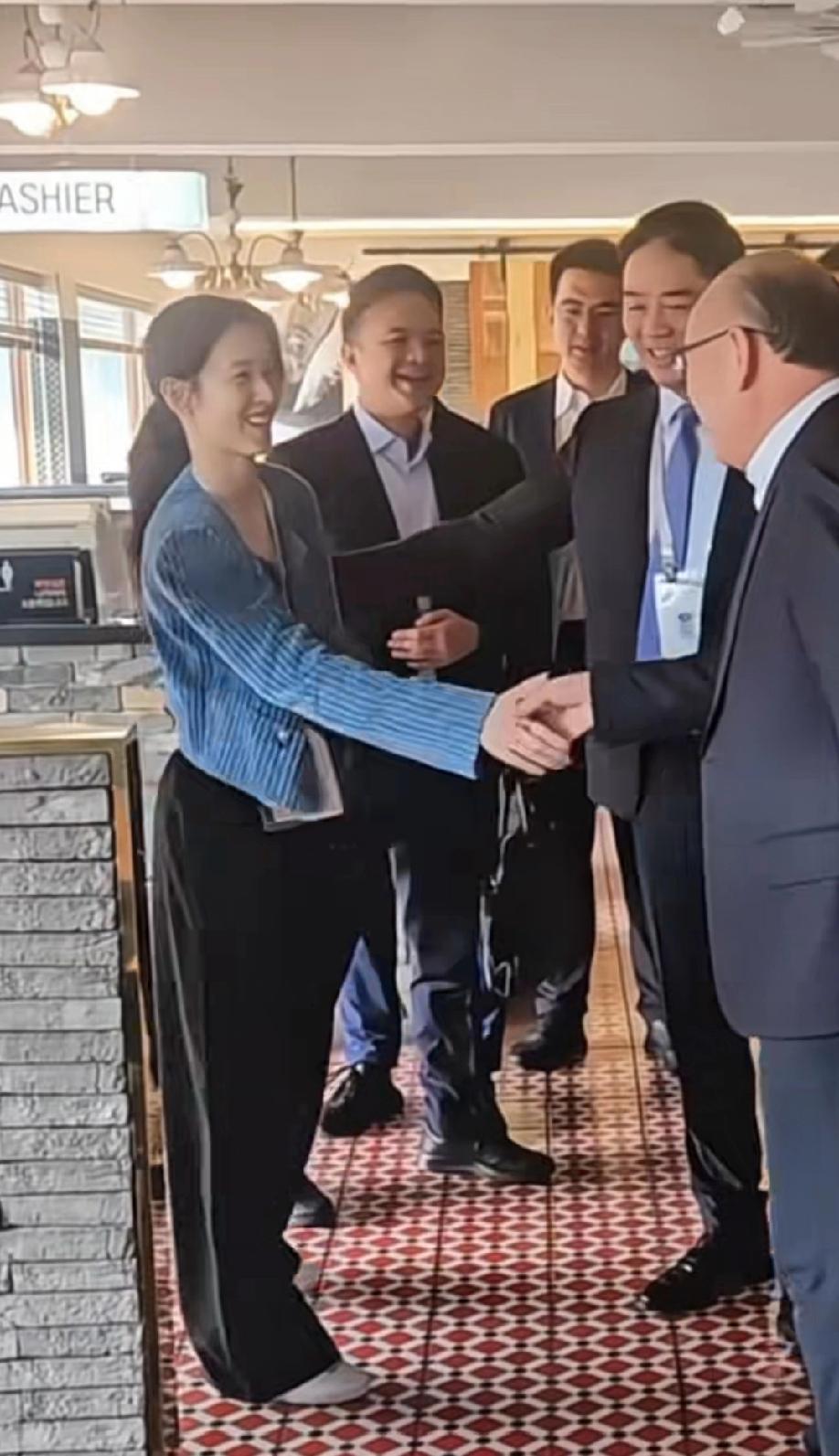 章泽天这次出席APEC峰会，穿了一身休闲工装，给人一种走出办公室的文员感觉。