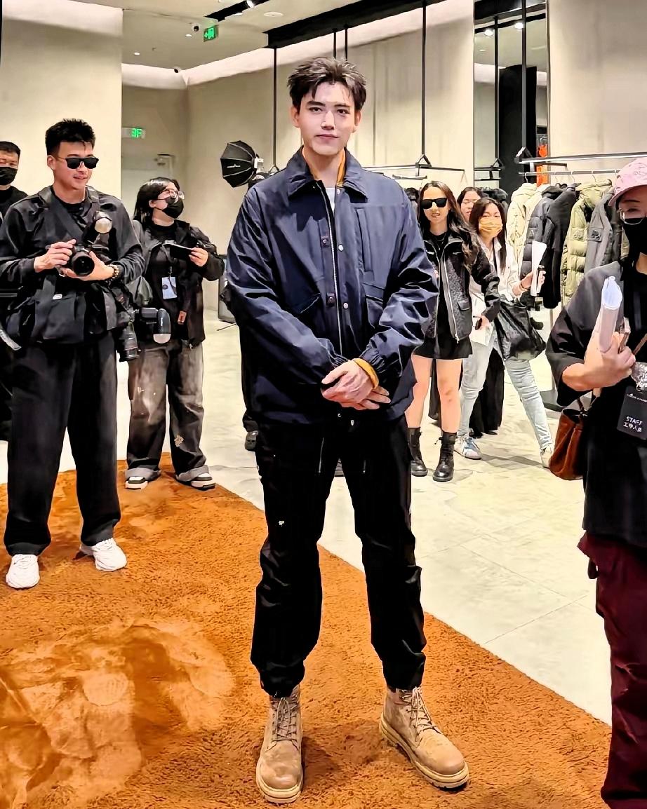 我表哥亲眼见过陈飞宇，他说了一个实话，说陈飞宇根本不是电视上看的那样。他身