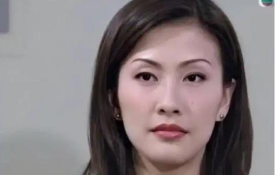 2001年，陈慧珊为了攀附梁锦松，主动选择与丈夫离婚，梁锦松却因一位老人的一句话