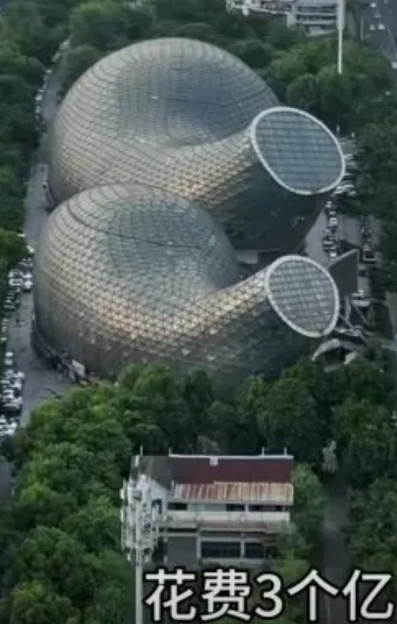 广西柳州，斥巨资三个多亿，打造了著名的地标性建筑柳州双鱼汇，以鲤鱼跳龙门刚跳起的