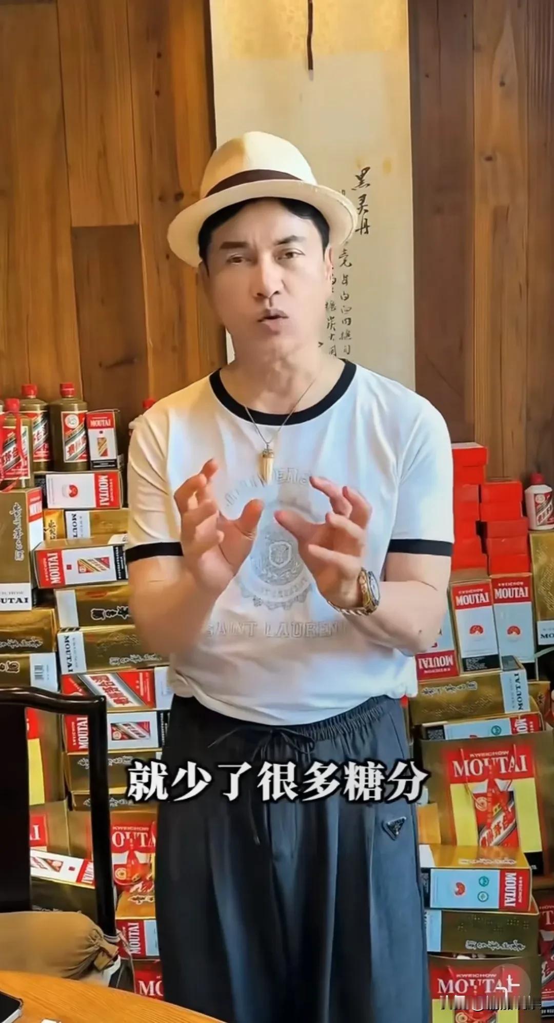 “不老男神”吕良伟在自家里介绍日常如何保养身体，保持好的身材，保持不老的容颜。但