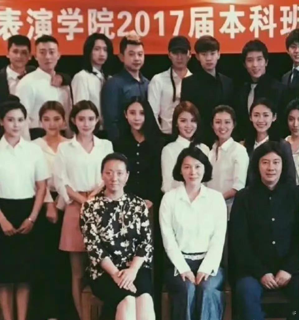 看到孟子义的这张毕业照就知道她为什么可以当明星了吧？