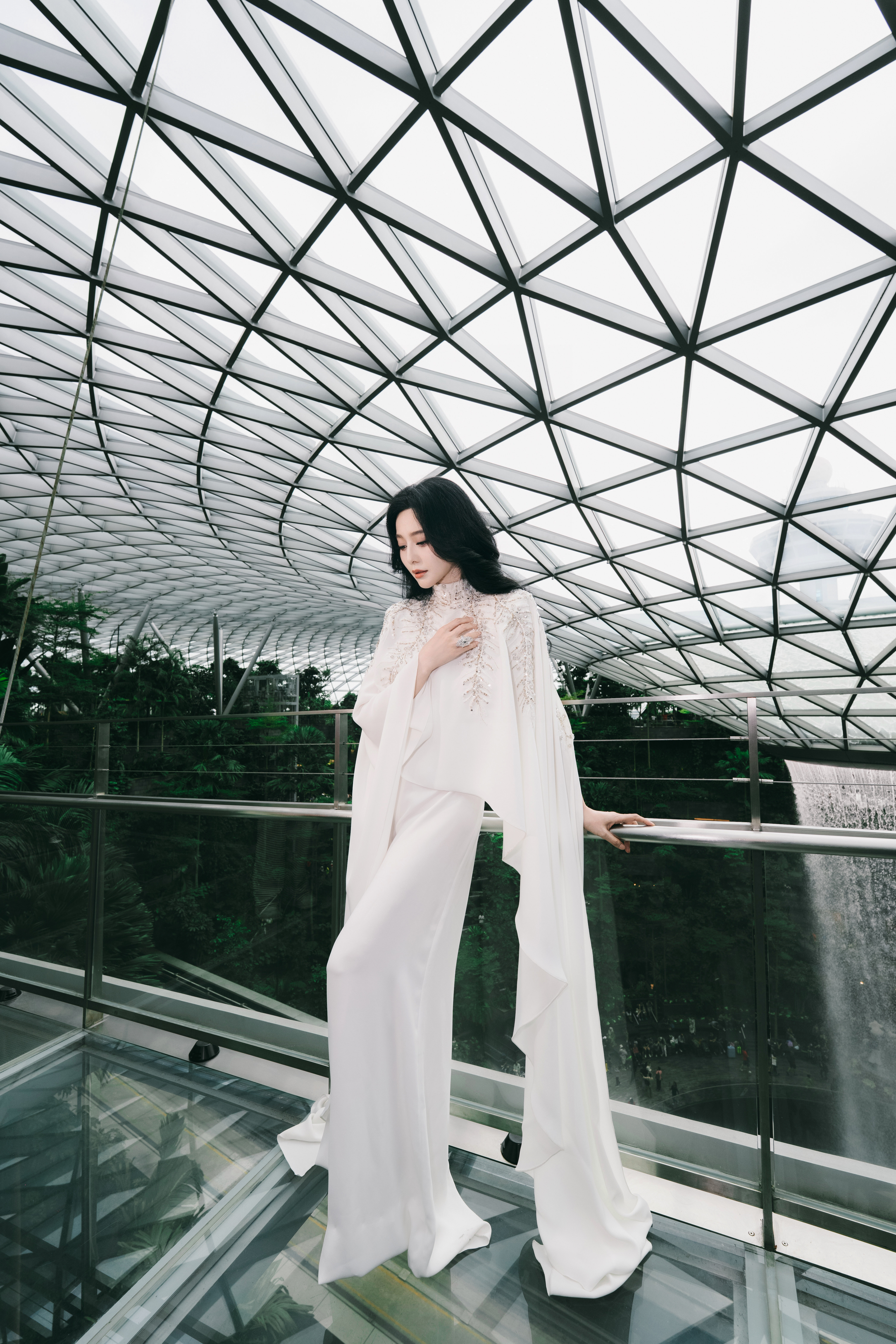 光绽狮城，高光启幕。在新加坡，与范冰冰、与一起邂逅美丽，绽放璀璨自我。