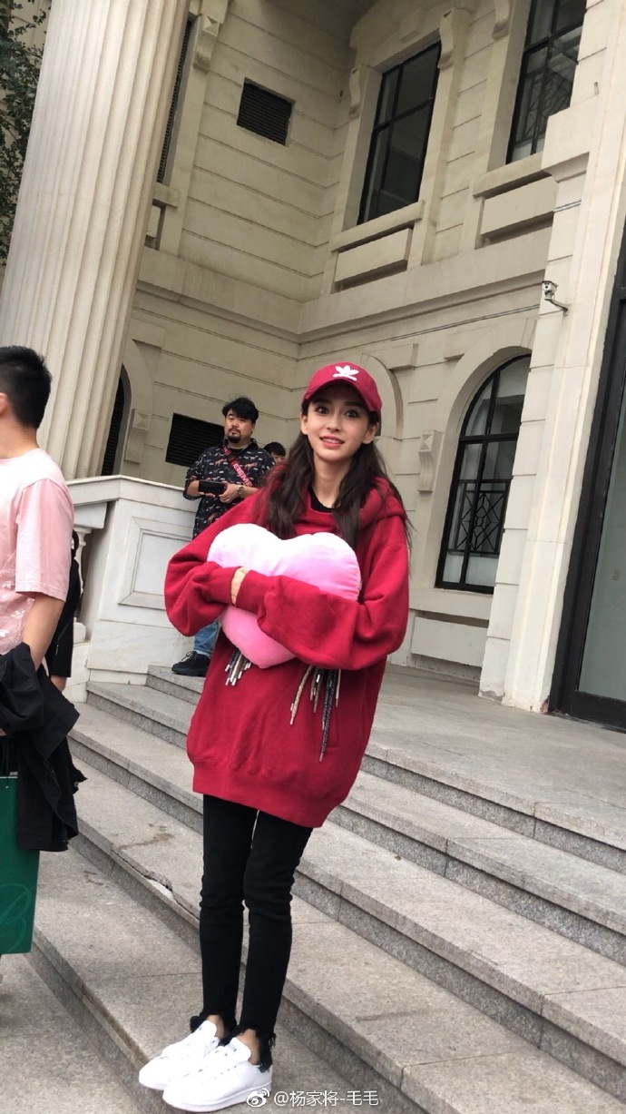偶遇明星Angelababy，本人真的超级漂亮!身材和颜值都没的挑，脸巨小眼睛
