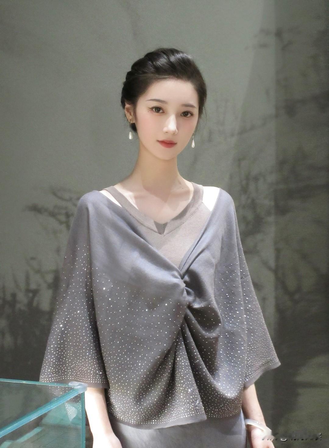 披肩独有的清贵之美，适合一人时。