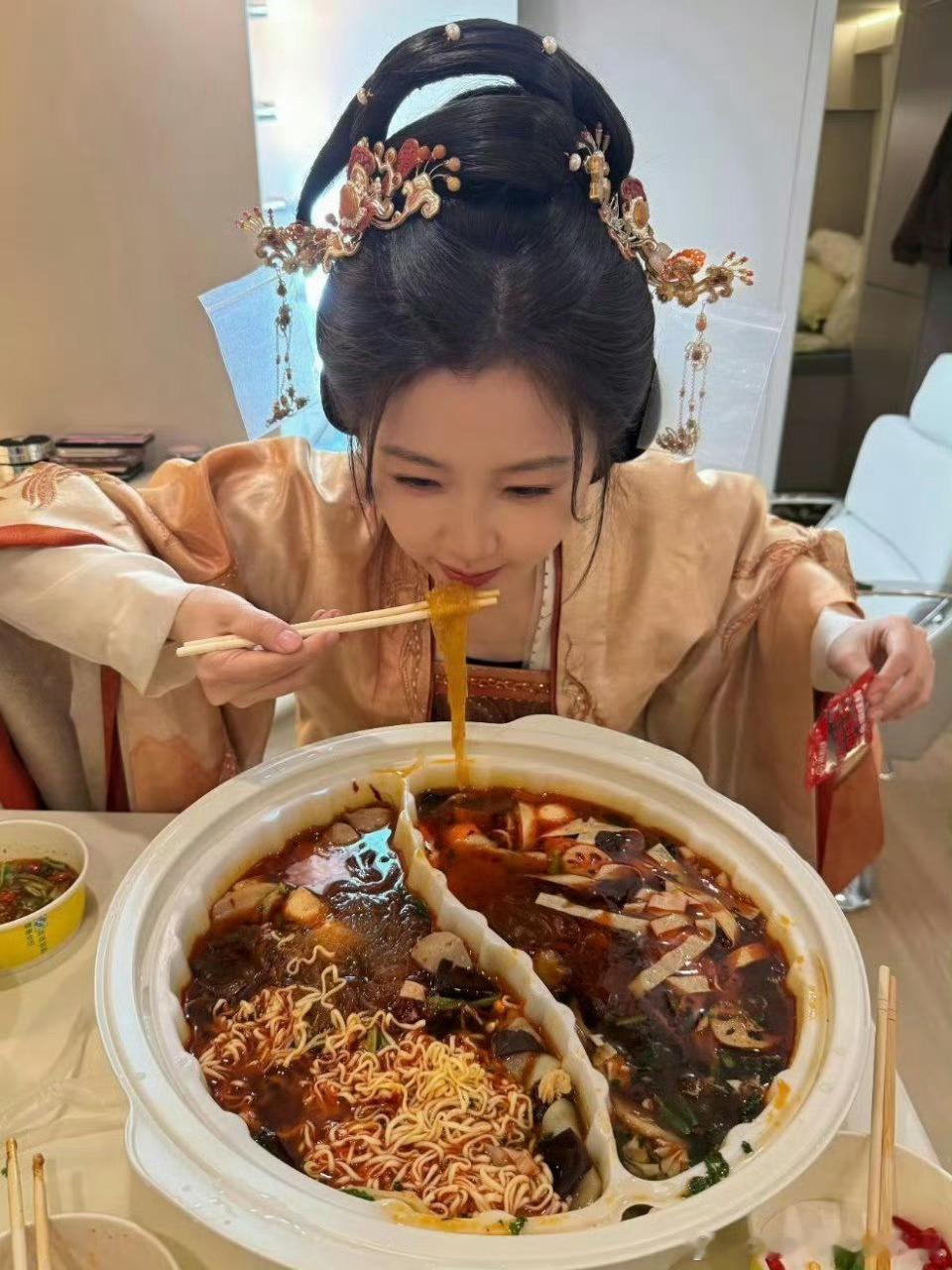 喜欢一只小猪欣（*/∇＼*）我孩子真的太可爱了虞书欣盘子比脸大​​​