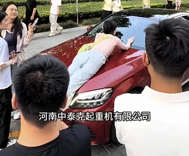 “太嚣张了！”河南，一女子趴在奔驰车上不让司机走，原来，她是为了讨工资！女子直呼