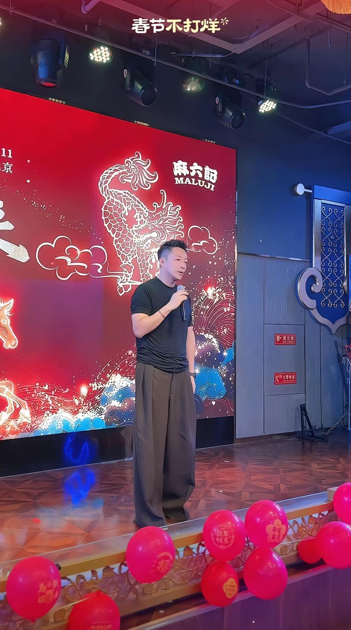 汪小菲年会上被当众说教那幕，看得人血压飙升。洋总指着他鼻子说“你妈替你扛着