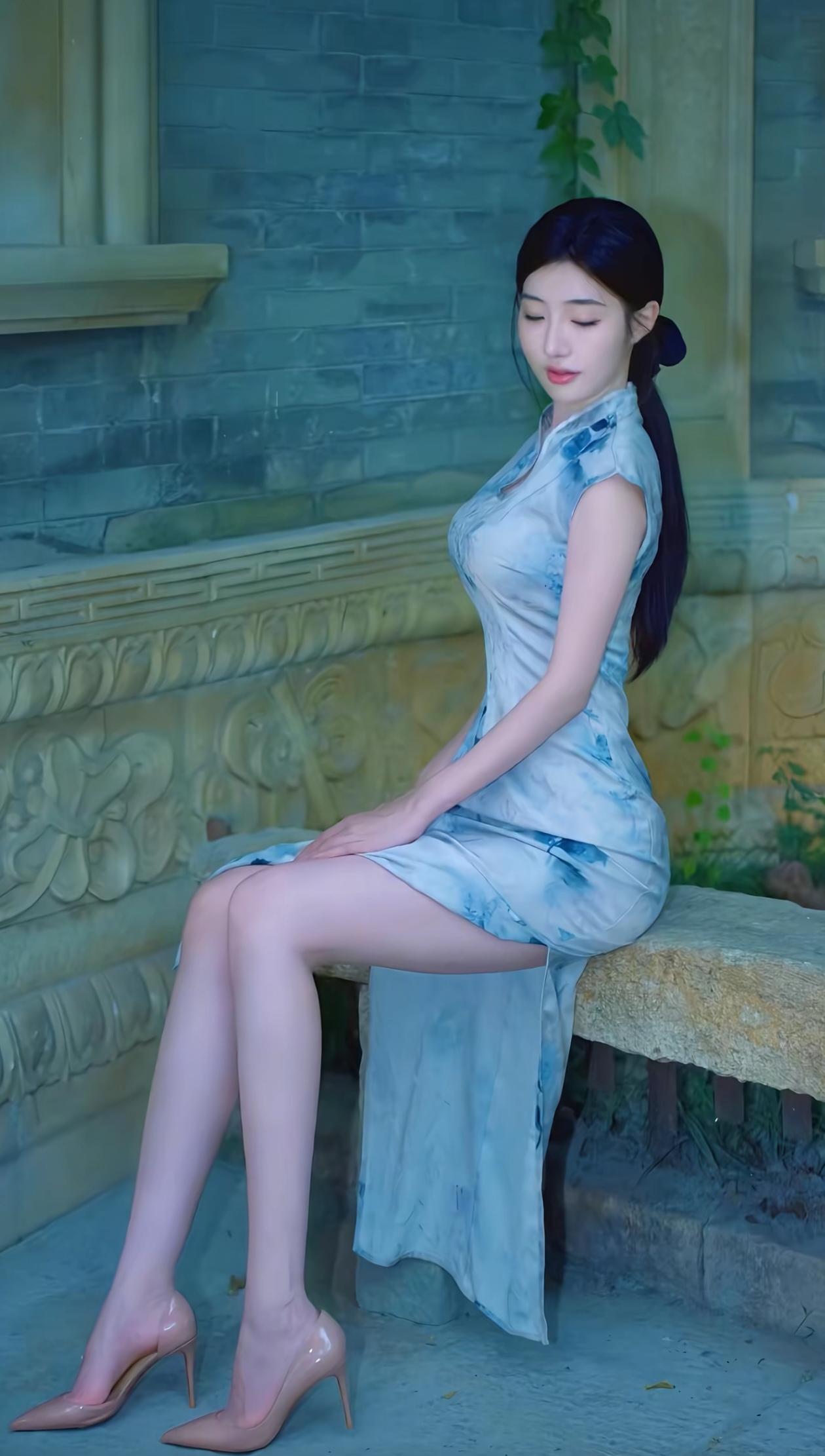 优雅蓝裙坐石凳，复古风韵显气质