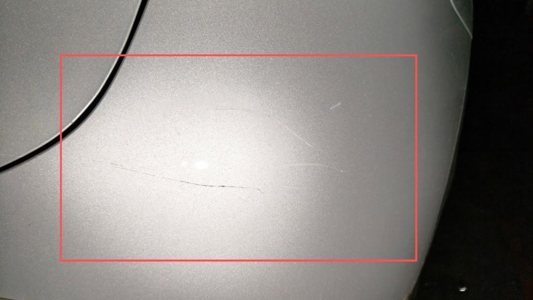 广西柳州，女子把新车停在租来的车位上，却接二连三被人恶意划花，由于物业没给地库装