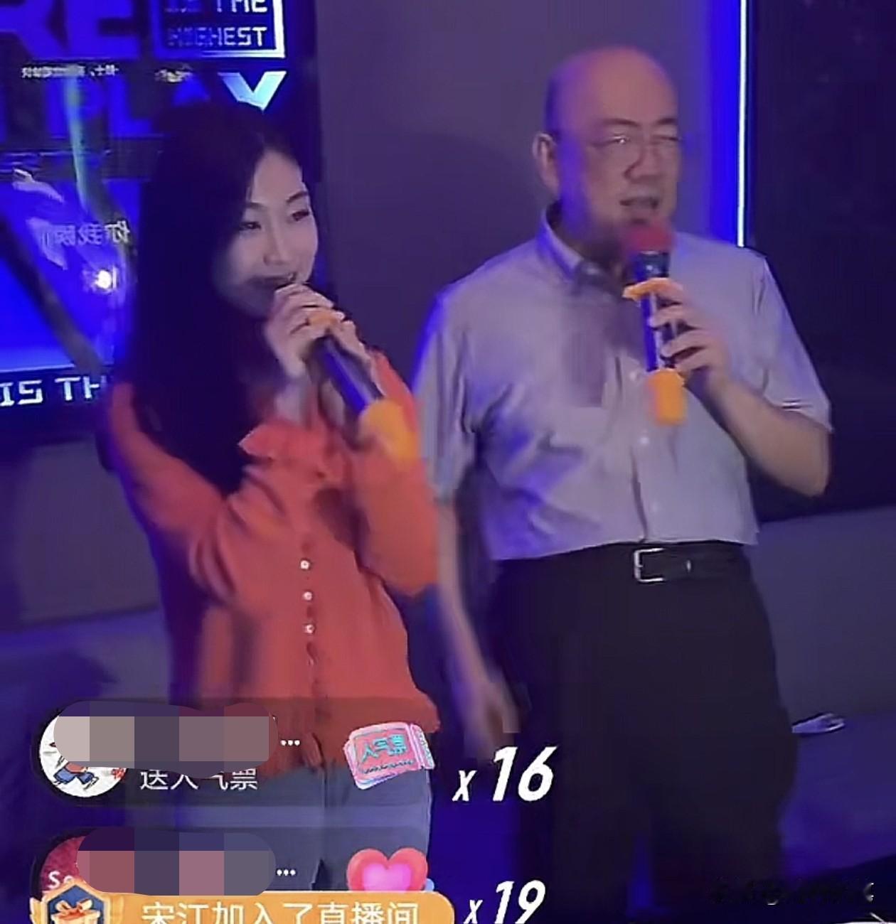 郭正亮来成都玩开了，17日晚上居然安排去唱K了。郭正亮果然爱好广泛，不仅学识