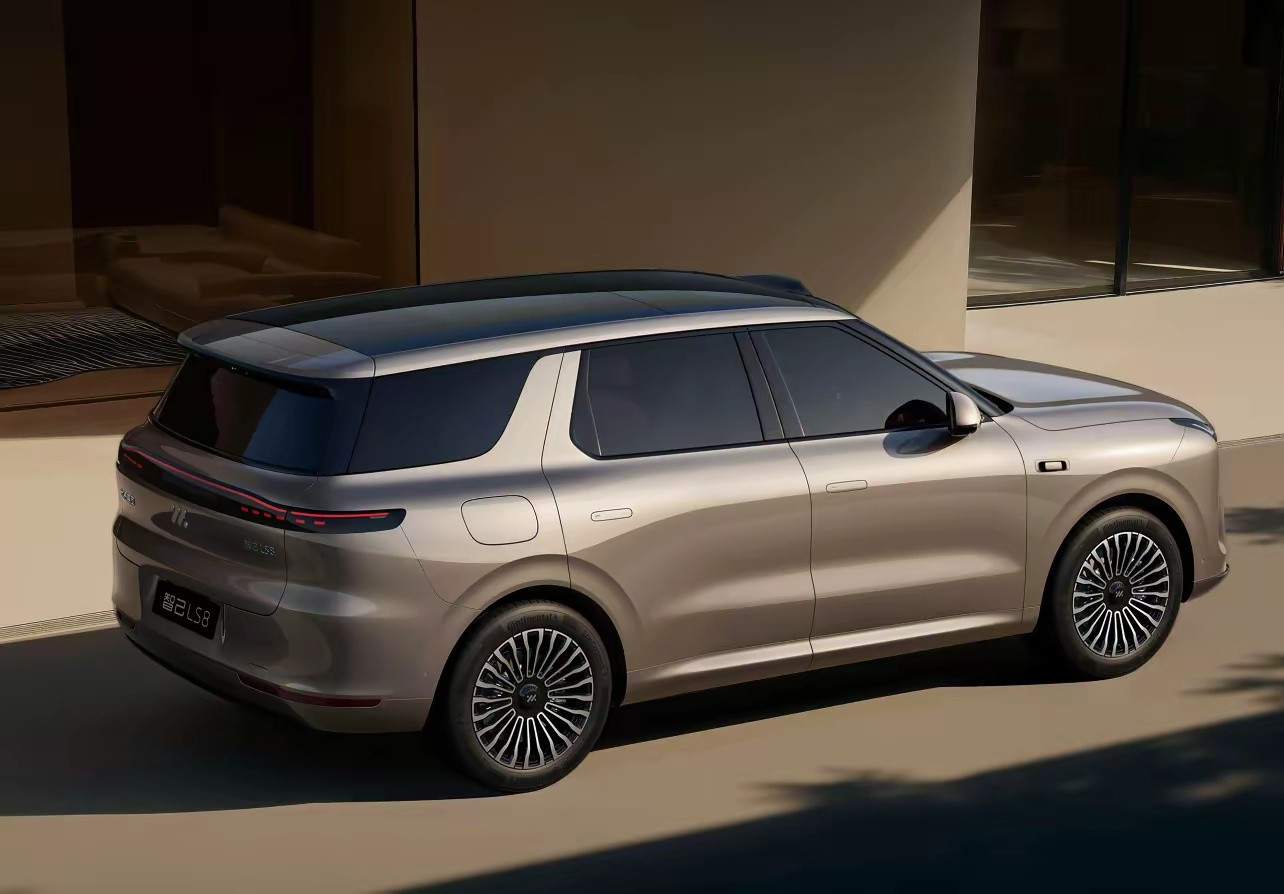 刘翔直言中国新能源车太顶了刘翔来了！这是他这几年为数不多的公开亮相，听说是他第