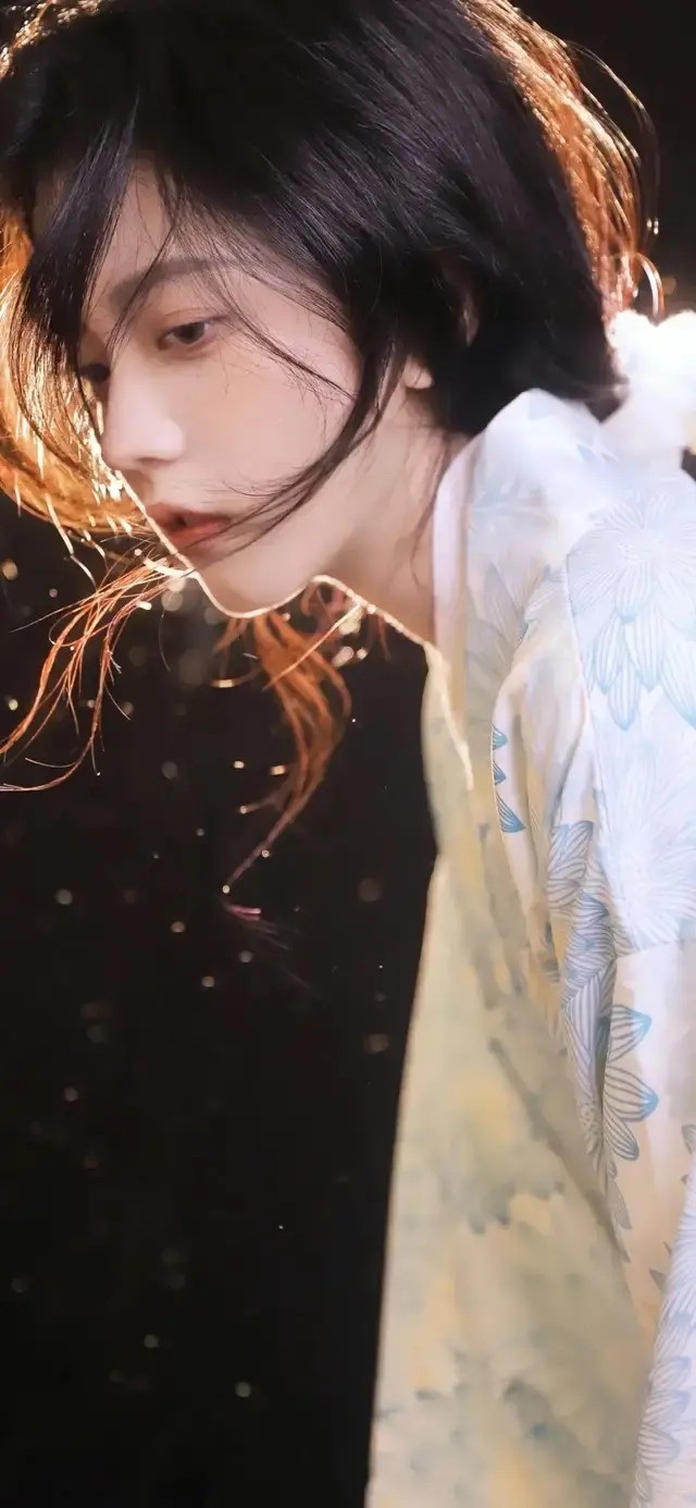 笑话：丈母娘：我要和你老丈人离婚。女婿：为什么？丈母娘：他不是男人。女婿：