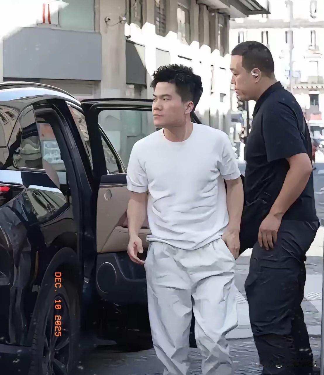 朋友在福州偶遇董宇辉，回来第一句话就惊到我：这男人根本不上镜，真人气场堪比霸