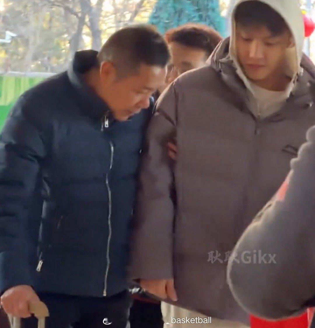 这排面拉满，网友晒出视频广东宏远球队老板亲自搀扶受伤的徐杰回酒店