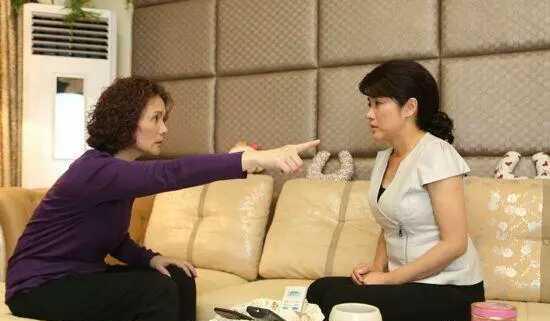 【标题】婆婆辱骂媳妇10次，丈夫突发疾病真相震惊全家！李梅今年四十八岁，是一