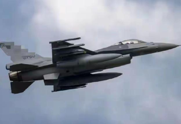 台海有情况！台军一架F-16战机6日晚19时29分突然从雷达上消失。飞行员辛柏毅