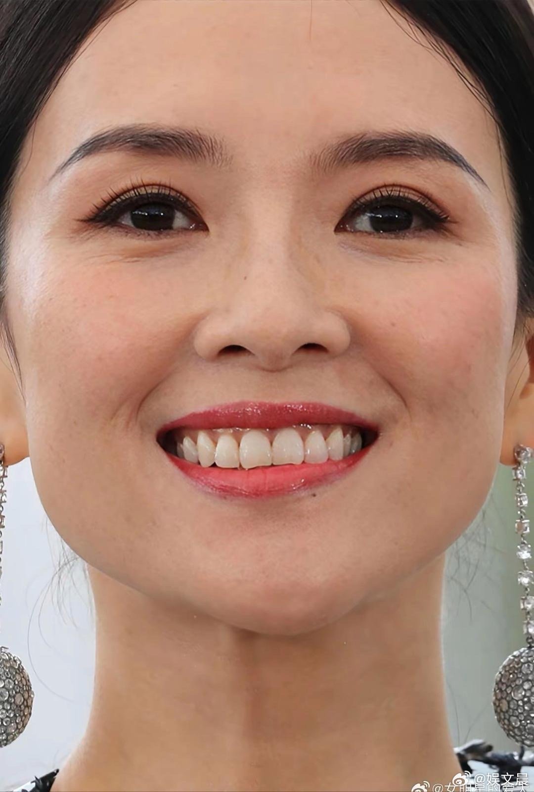 章子怡的牙齿又整齐又白皙，笑起来干净又大气，气质一下就提上来了。