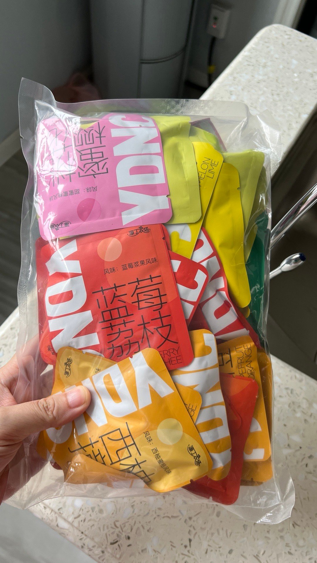 夏天不爱喝白水，买了点袋泡果茶。不同口味42袋共26块，价格还行，喝着玩。没糖，