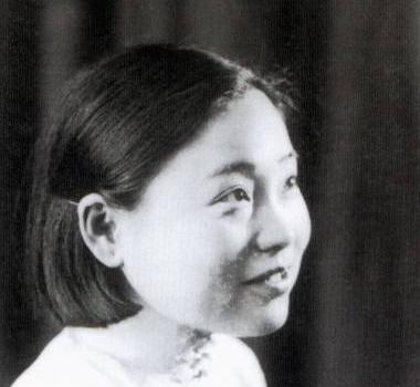 1925年，苏州豪门潘祖年病重。临终前，他支开旁人，只留下20岁的孙媳妇，厚