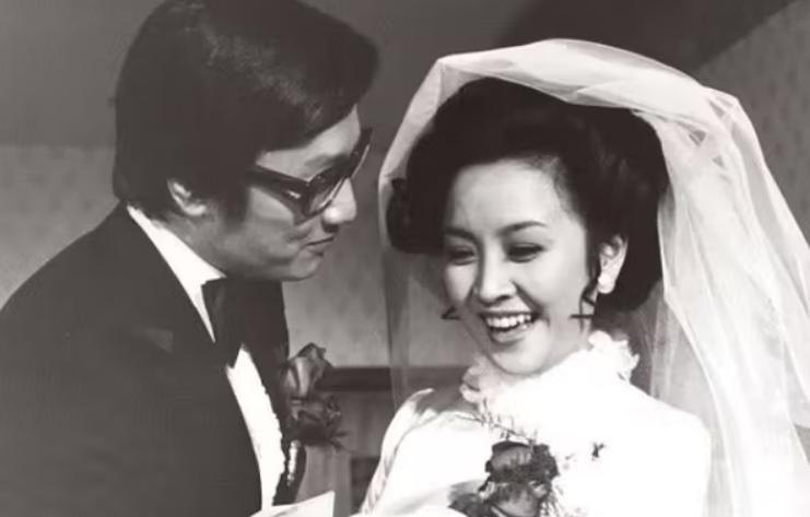 中国香港影视演员、导演谢贤的两任妻子谢贤前妻甄珍漂亮大气，本名章家珍，原籍浙