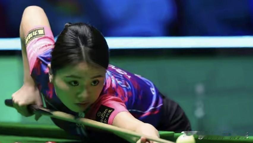 看惯了斯诺克比赛正常着装，冠中冠的服装一时有点接受不了，除了白雨露依旧还是英姿飒