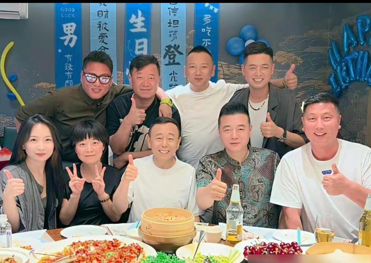 潘长江69岁大寿的包厢，彻底撕开了娱乐圈的遮羞布。北京某酒店，没顶流巨星，只有魏