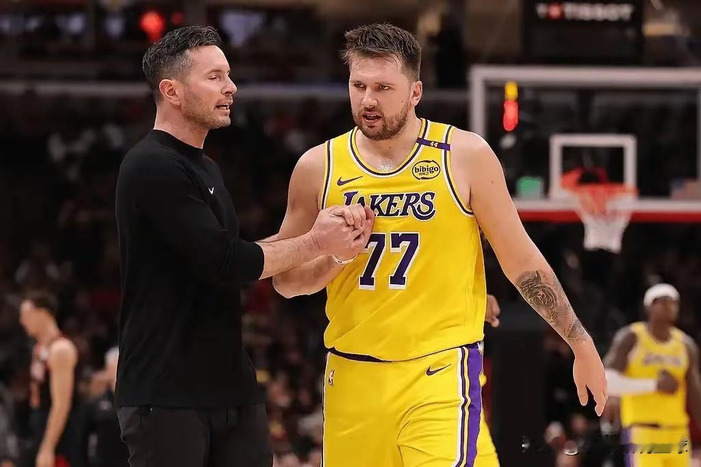 匪夷所思！就在今天，湖人传来2个让人意外的消息:一是近日NBA2K26各