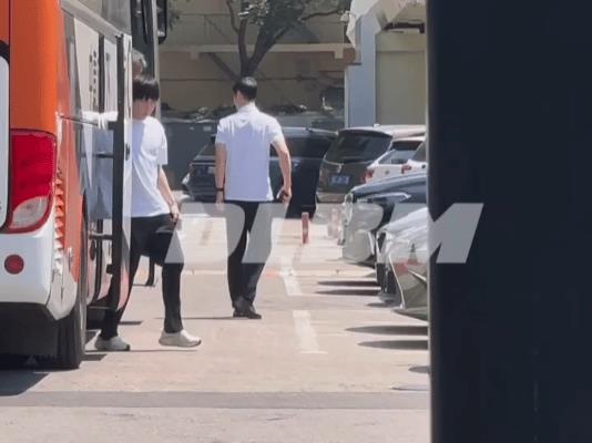 国乒结束邮政续约仪式回体总，下午还会乘大巴外出！今天上午一早被拉起来参加活动的