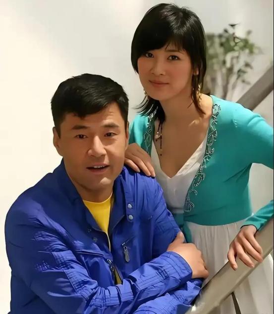 63岁的于荣光，结婚35年，没绯闻，钱全交，回家还做饭，结果老婆王玉苓铁