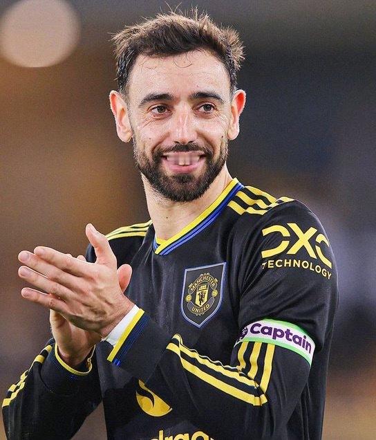 英超，曼联4-1击败狼队，英超3轮不败升至第6名。曼联最近状态不错！连续5场英超