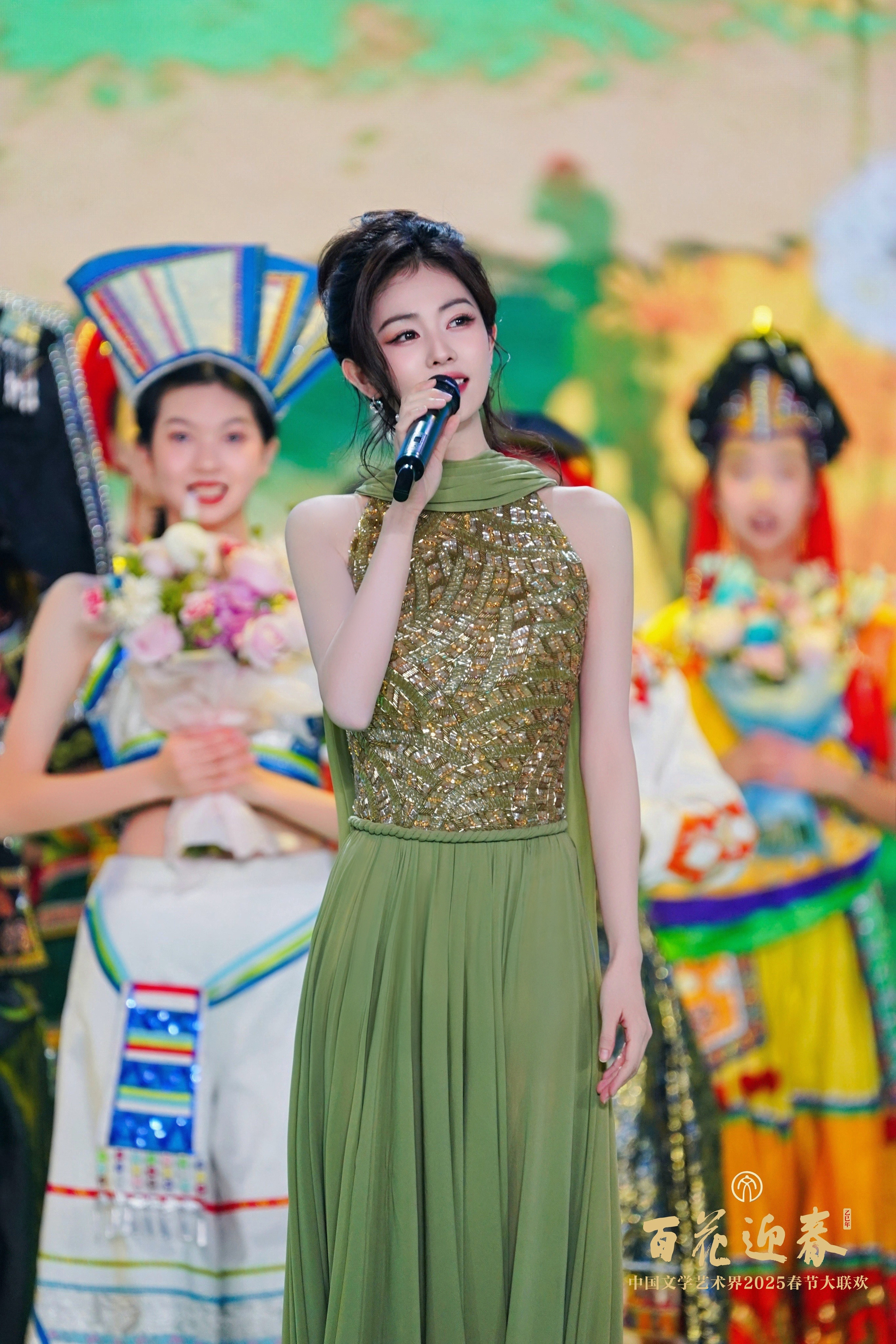 白鹿试衣服问粉丝好不好看白鹿在复制粘贴的时代，你是手写的诗[玫瑰]​​