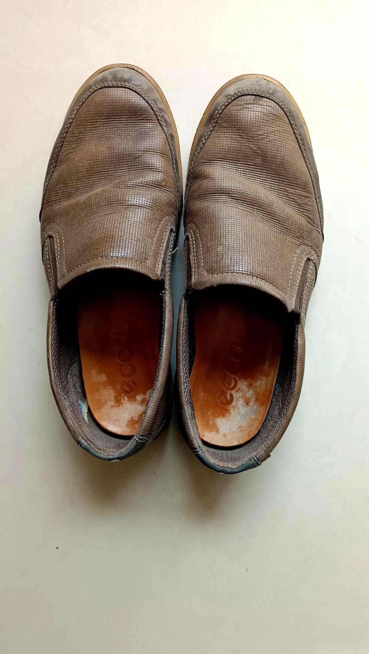 一双鞋，穿了整整10年。鞋面油光锃亮，皮子软得跟脚，走在路上，自己都觉得体面。