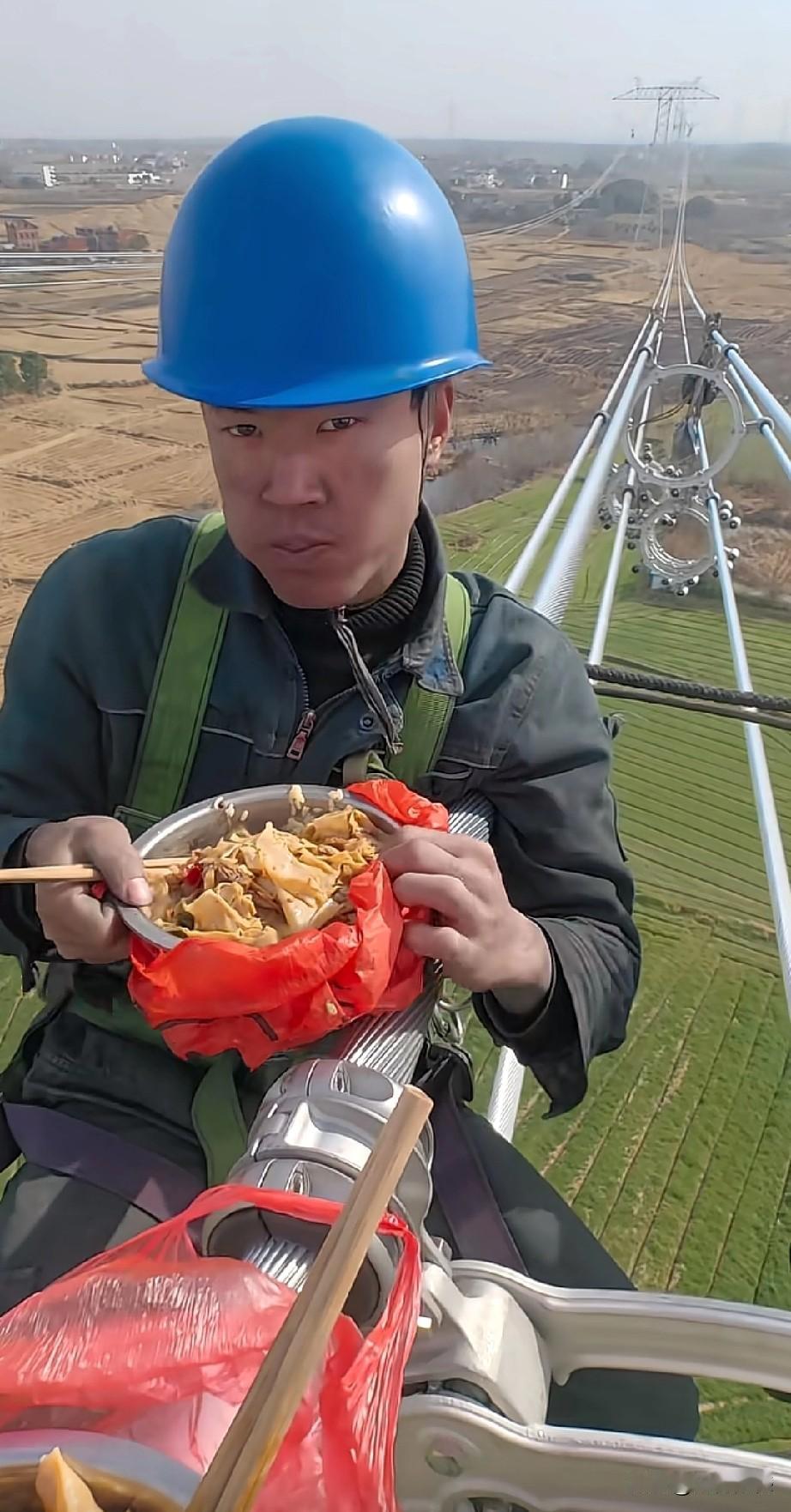 这些在高空作业的施工人员，真是够辛苦的了，为了保证施工，不耽误工程进度，他们在吃