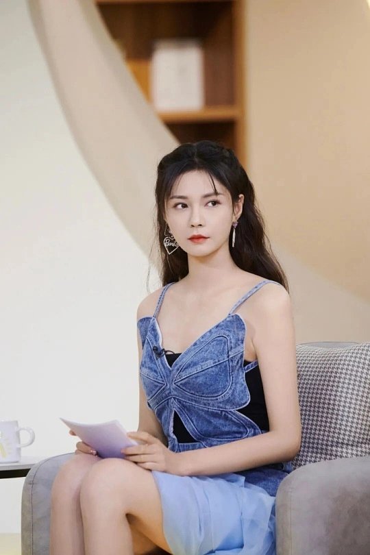 沈梦辰回应漂亮裙子配丑鞋谁能想到一套穿搭，能引发这么多讨论。面对大家的花式吐槽，