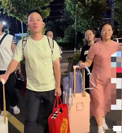 又要卖爆了！谢浩男和妈妈去杭州带货，能否重现首播的上亿神话？谢浩男时隔四个月