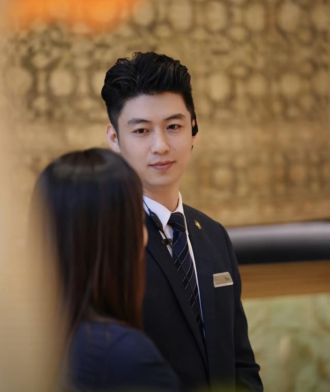 公司楼下新来的门童小李，00年生的，一米八的个子，还是正经本科毕业。每个月就拿五