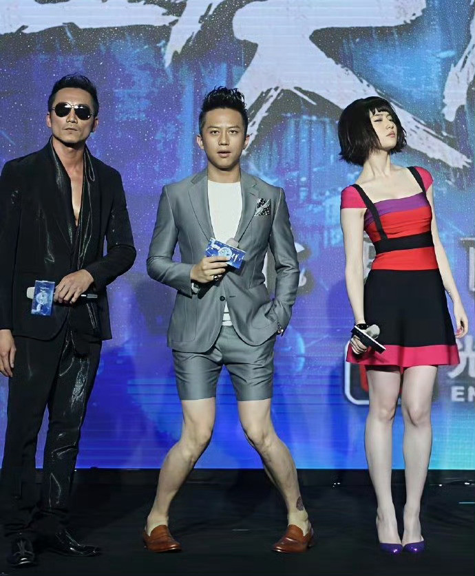 刘亦菲这个发型不是重点，重点是邓超