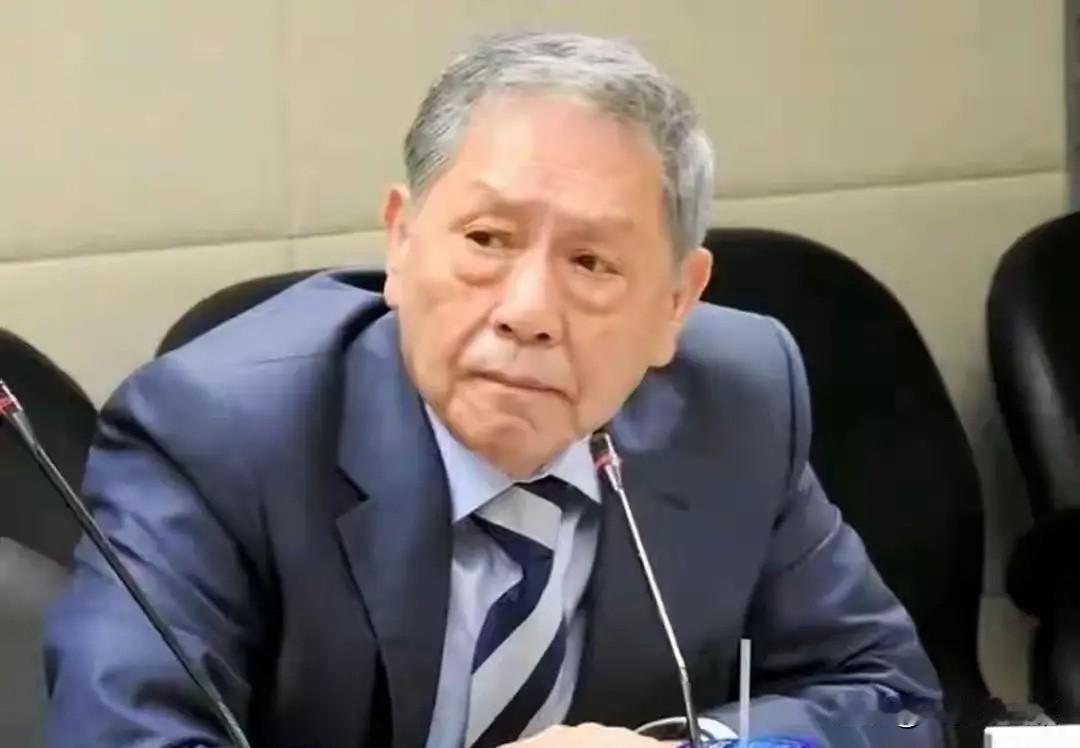 5月1日，台湾退役中将帅化民说：美菲联合军演在解放军的围观下匆忙收场，提前结束。
