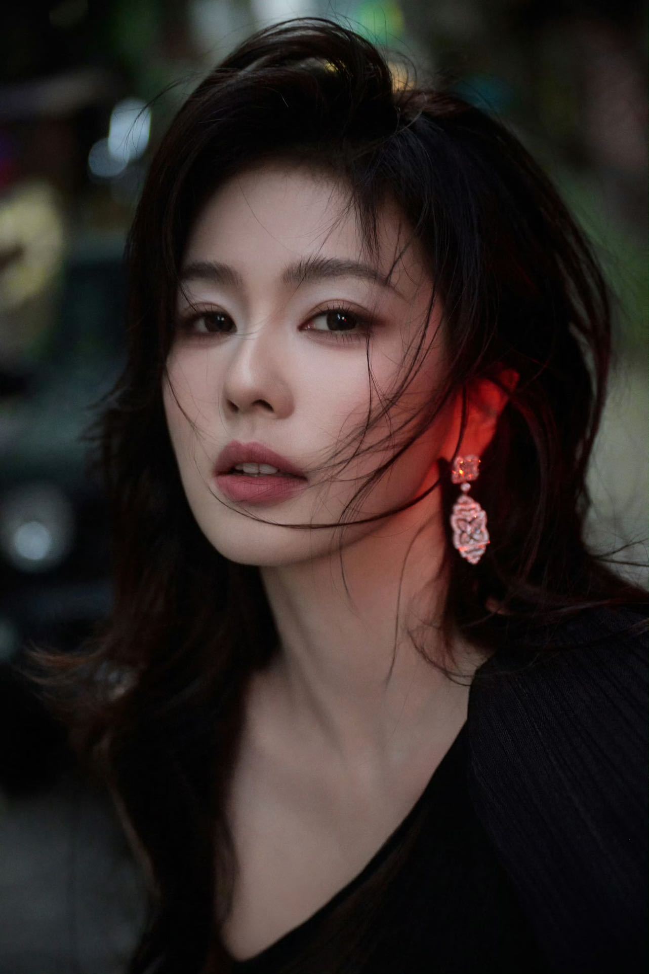 白鹿一天三套造型尖叫之夜白鹿造型杀疯，RamiAlAli黑裙复刻港风，化身暗