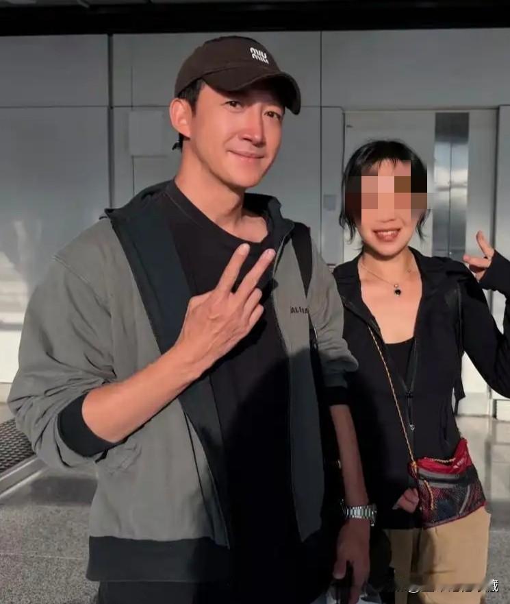 演员王阳在新西兰乘坐飞机被粉丝围着合照分享！王阳素颜照还是一样帅气，虽然他已经4