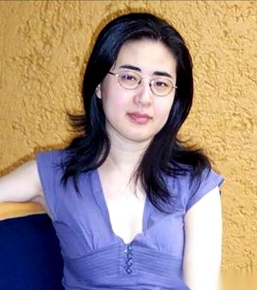 1999年，13岁进北大的田晓菲嫁给了53岁的美国导师宇文所安。这场当年让父母